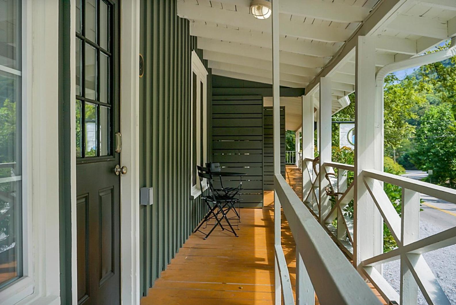 צ'ימני רוק Hickory Falls Inn מראה חיצוני תמונה